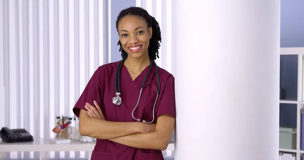 Schwarze Ärztin Lächelt Büro — Stockfoto