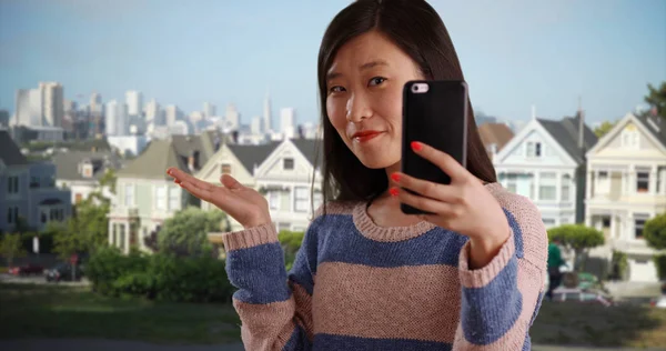 Primer Plano Linda Mujer Tomando Selfie Usando Cámara Del Teléfono — Foto de Stock