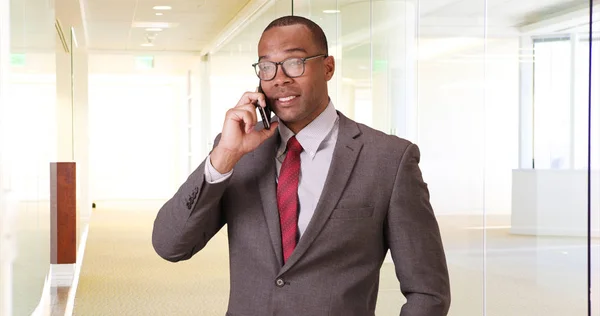 Homem Negro Usa Seu Telefone Para Negócios — Fotografia de Stock