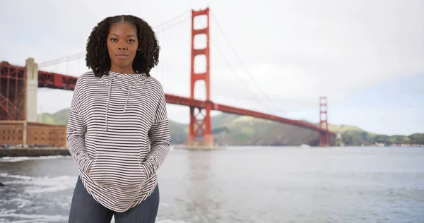 Porträt Einer Attraktiven Selbstbewussten Schwarzen Frau Die Der Nähe Der — Stockfoto