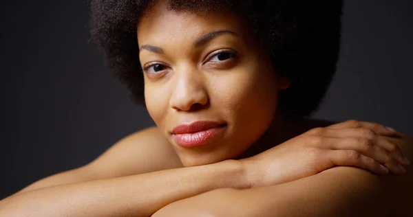 Mulher Negra Sentada Com Braços Cruzados Sorrindo Fundo Cinza — Fotografia de Stock