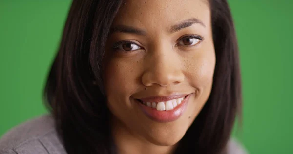 Κοντινό Πλάνο Της Χαμογελαστός Νεαρός Αφρικανική Αμερικανική Γυναίκα Στην Πράσινη — Φωτογραφία Αρχείου