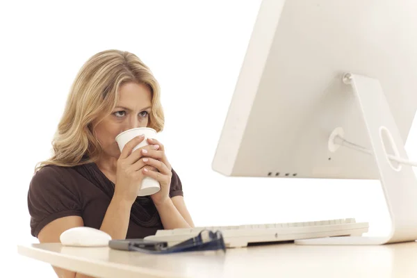 Joven Mujer Negocios Mirando Computadora —  Fotos de Stock