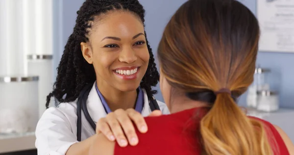 Close Médico Afro Americano Conversando Com Paciente — Fotografia de Stock