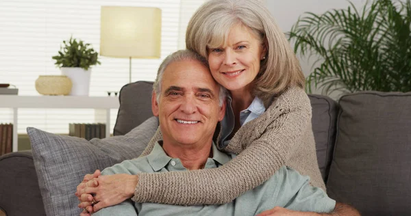 Senior Couple Hugging Looking Camera — Stock Photo, Image