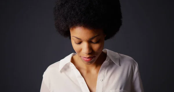 Retrato Mulher Negra Com Blusa Branca Afro — Fotografia de Stock