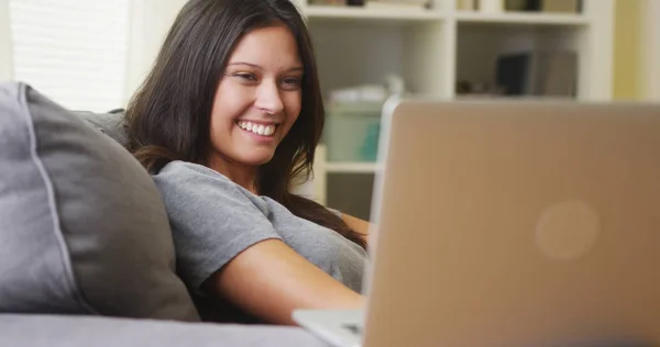 Jovem Mulher Assistindo Vídeos Laptop — Fotografia de Stock