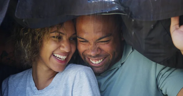 Couple Noir Debout Sous Manteau Essayant Pas Mouiller — Photo