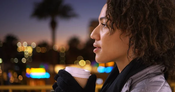 Nahaufnahme Einer Schwarzen Frau Die Eine Tasse Kaffee Trinkt — Stockfoto