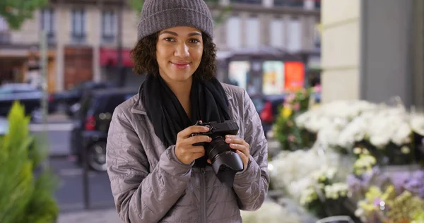 Die Süße Schwarze Fotografin Steht Vor Einem Blumenladen Paris Und — Stockfoto