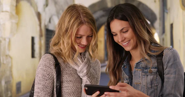 Pareja Chicas Viajeras Mirando Las Redes Sociales Por Teléfono Juntas — Foto de Stock