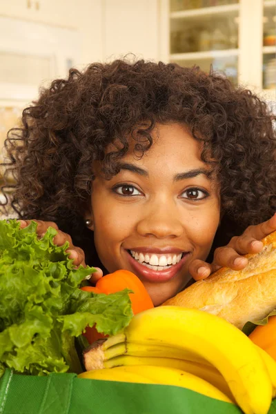 Feliz Mujer Milenaria Sonriendo Con Comestibles Alrededor Cara —  Fotos de Stock