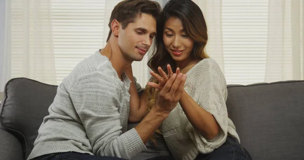 Pareja Interracial Mirando Anillo Compromiso — Foto de Stock