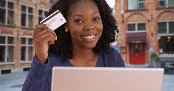 Femme Noire Financièrement Indépendante Intelligente Tenant Carte Crédit Souriant — Photo