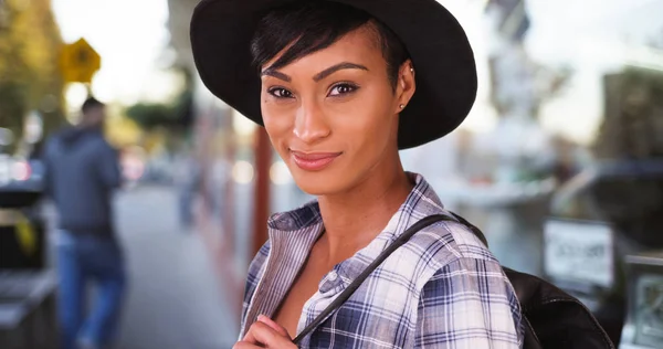 Donna Afro Americana Sorridente Sulla Trafficata Strada Della Città — Foto Stock