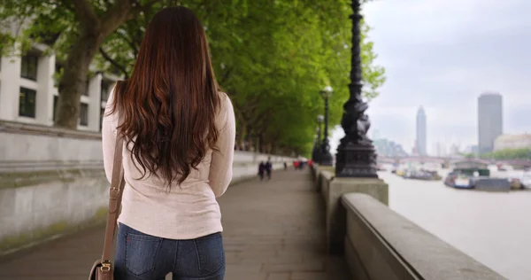 Милий Латиноамериканського Жінка Стоячи Біля Річки Темзи Лондоні — стокове фото