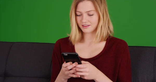 Cute Młoda Blondynka Kobieta Pomocą Urządzenia Mobilnego Aby Tekst Zielony — Zdjęcie stockowe