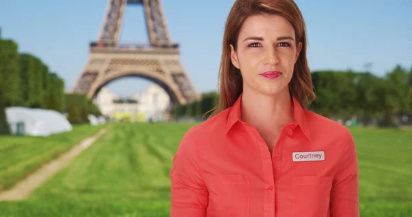 Selbstbewusste Reiseleiterin Beim Eiffelturm Erklärt Die Geschichte — Stockfoto