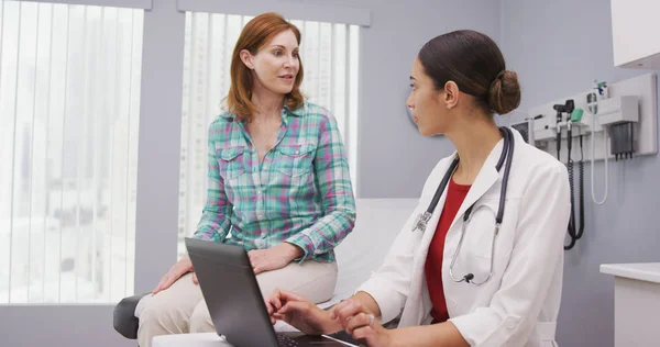Close Paciente Meia Idade Discutindo Com Jovens Mulheres Problemas Saúde — Fotografia de Stock