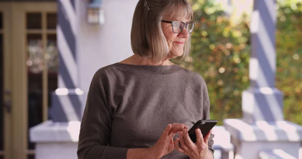 Feliz Mujer Mayor Enviando Mensajes Texto Por Teléfono Fuera Durante — Foto de Stock