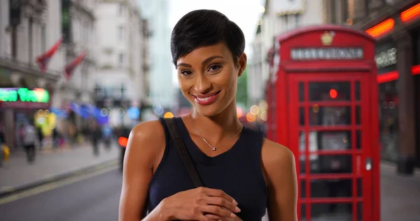 在繁忙的伦敦街头 漂亮的非洲裔美国女性的笑脸肖像 — 图库照片