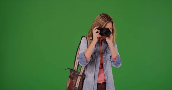 Ξανθιά Γυναίκα Φωτογράφος Dslr Κάμερα Λαμβάνει Εικόνες Στην Πράσινη Οθόνη — Φωτογραφία Αρχείου