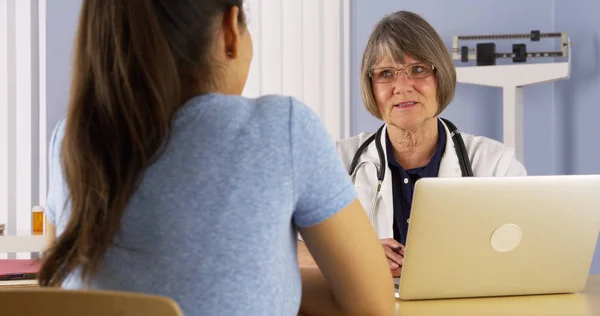 Reife Ärztin Berät Mexikanische Patientin — Stockfoto