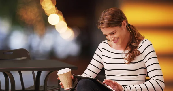 Mujer Casual Sentada Fuera Una Cafetería — Foto de Stock