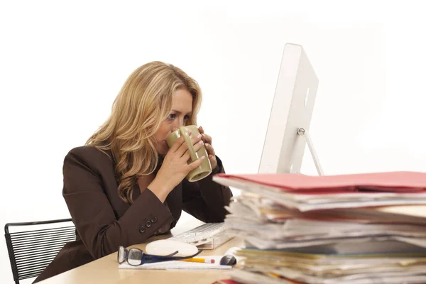 Jonge Zakenvrouw Koffie Drinken Bij Receptie — Stockfoto