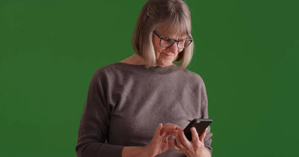 Příležitostné Starší Žena Messaging Telefonu Zelené Obrazovce — Stock fotografie