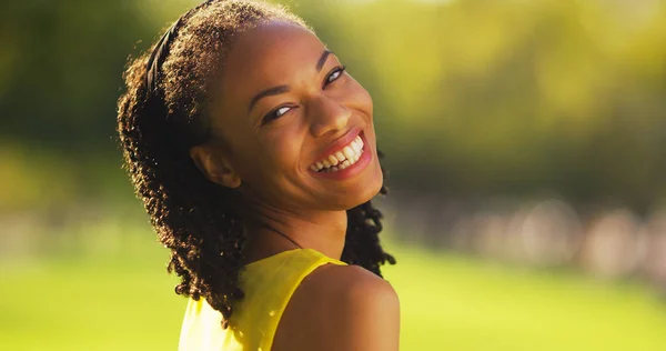 Linda Mujer Negra Sonriendo Parque —  Fotos de Stock