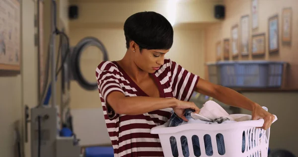Porträt Einer Jungen Mutter Beim Wäschewaschen Waschsalon — Stockfoto