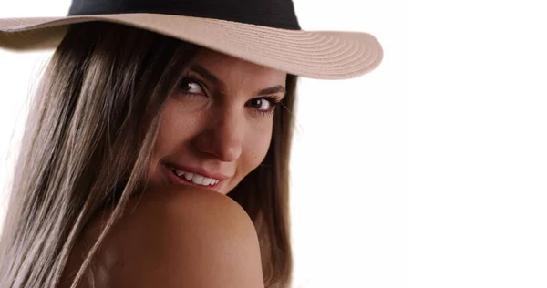 白いコピー スペースに彼女の肩越しに見ている帽子を身に着けている女性をクローズ アップ — ストック写真