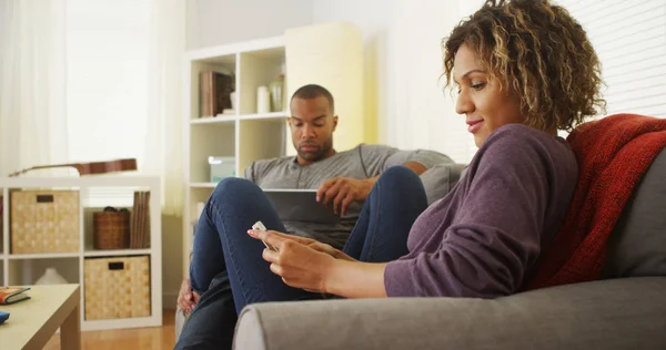 Black Couple Using Electronic Devices Sofa — Stock Photo, Image