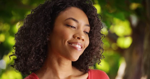 Bonita Jovem Afro Americana Sorrindo Ambiente Sereno Natureza — Fotografia de Stock