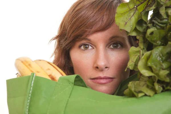 Portrett Ung Kvinne Med Resirkulert Grønn Pose Med Dagligvarer – stockfoto