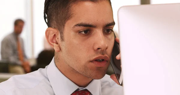 Empresário Toma Gole Café Enquanto Conversa Telefone Celular Computador Com — Fotografia de Stock