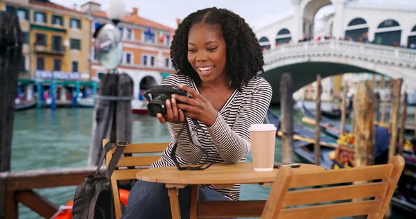 Carino Turista Femminile Siede Tavola Sfogliando Foto Sulla Macchina Fotografica — Foto Stock