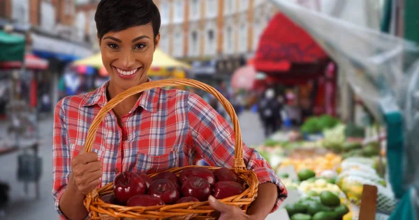 Mulher Preta Alegre Segura Cesta Frutas Lado Produzir Stand — Fotografia de Stock