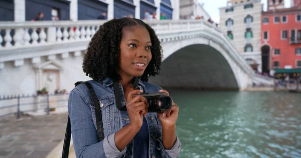 Mulher Negra Atraente Tira Foto Cénico Grande Canal Veneza Com — Fotografia de Stock