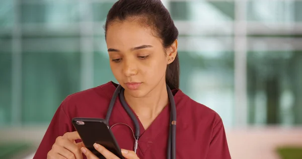 Eine Ärztin Benutzt Ihr Smartphone Außerhalb Des Hospitals — Stockfoto