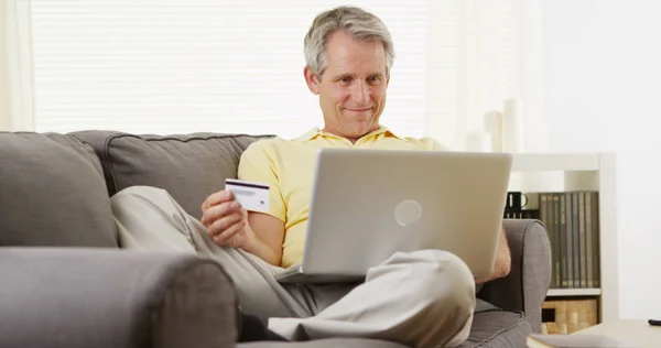 Aposentado Homem Meia Idade Feliz Segurando Cartão Crédito Para Fazer — Fotografia de Stock