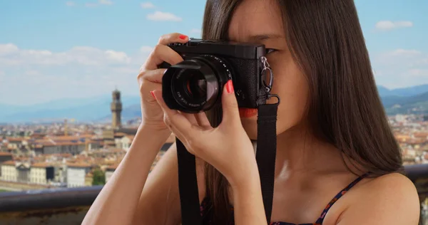 Närbild Asiatiska Tusenåriga Fotograf Som Tar Bilder Florens Italien — Stockfoto