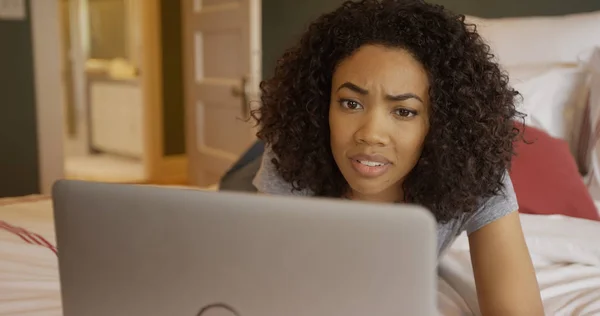 美丽的年轻黑人妇女看着关注在笔记本电脑上 — 图库照片