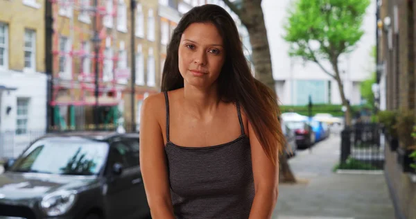 かなり白人の女の子はアパート メンツ ロンドン ストリートでタンクトップ立って身に着けています — ストック写真