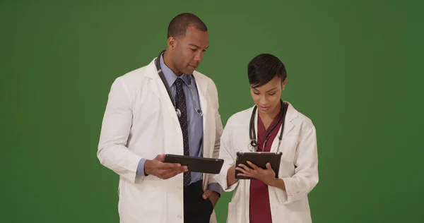 Deux Médecins Afro Américains Professionnels Avec Des Comprimés Sur Écran — Photo