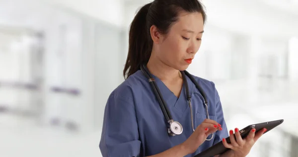 Enfermera Médico Profesional Joven Usando Tableta Portátil Dentro Del Hospital —  Fotos de Stock