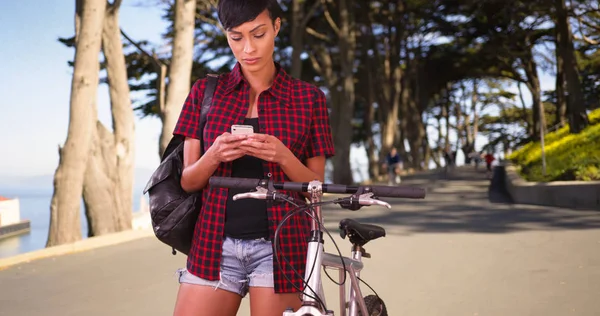 Женщина Велосипедом Помощью Смс Приложения Смартфоне Парке — стоковое фото