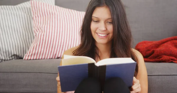 Mujer Raza Mixta Leyendo Buen Libro —  Fotos de Stock