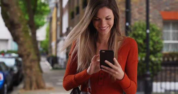 Jovem Mulher Tirando Telefone Bolsa Para Enviar Mensagens Texto Enquanto — Fotografia de Stock